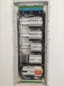 Instalatorstwo elektryczne w domu jednorodzinnym bądź mieszkaniu