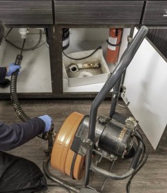 Ciśnieniowe czyszczenie kanalizacji.