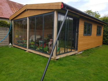 PRZESZKOLNY TARAS W DOKMU DREWNIANYM