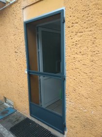 Moskitiera MRO, drzwi z samodomykiem