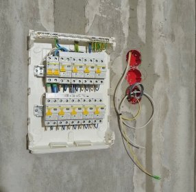 Montaz zabezpieczen w tablicy bezpiecznikowej