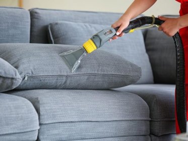 Pranie i czyszczenie dywanu polega na wstępnym odkurzaniu następnie użycie pre-spray aby r