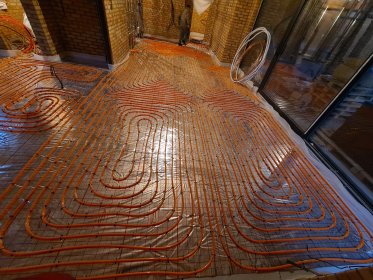 Ułożenie rur grzewczych na styropianie i sprawdzenie szczelności