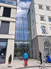 Profesjonalne mycie okien i fasad szklanych