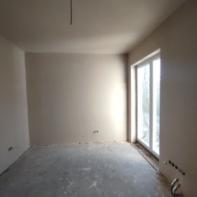 Tynki gipsowe, hybrydowe, cementowo-wapienne.