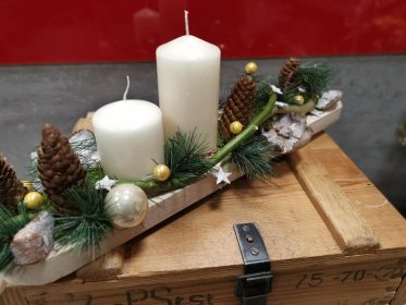 znicze, dekoracje świąteczne ze świecami