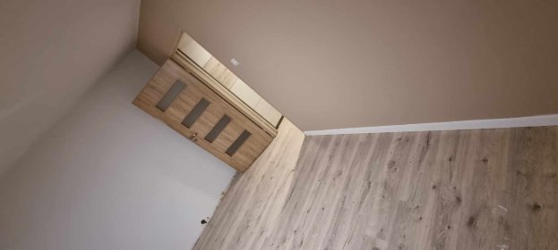 Układanie paneli podłogowych