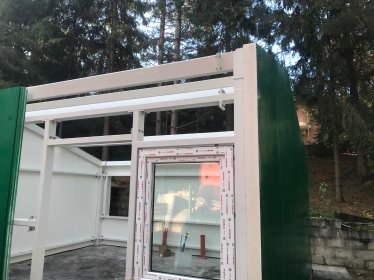 Montaż płyt warstwowych oraz obróbka + montaż okien i drzwi