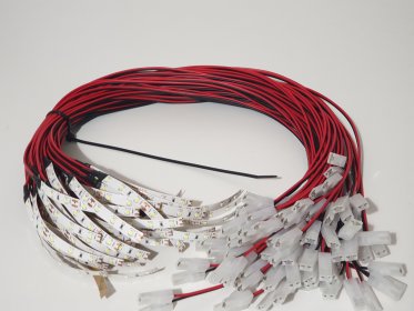 Ręczny montaż elementów elektronicznych: kable, wiązki, wtyczki