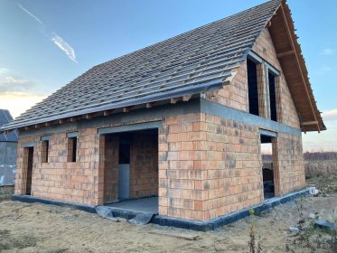 Wykonywanie płyt fundamentowych, murowanie ścian nośnych i działowych, wykonywanie stropów