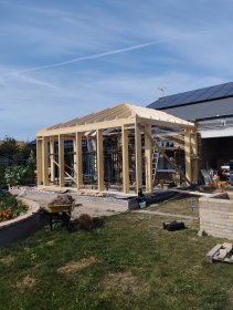 Oferujemy profesjonalną budowę więźb dachowych z wysokiej jakości drewna C24