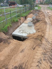 Zbiorniki betonowe i plastikowe na wodę deszczową i ścieki.