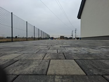 Kładzenie kostki brukowej