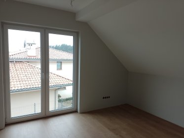 Malowanie ścian isufitów.