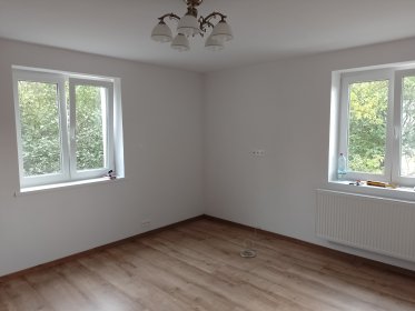 Montaż paneli podłogowych.