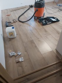 Listwy przypodłogowe.