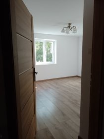 Montaż drzwi regulowanych