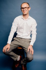 Sesje biznesowe, wizerunkowe w miejscu pracy, plenerze lub studiu w luźnym stylu.