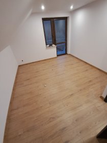 Montaz paneli podłogowych