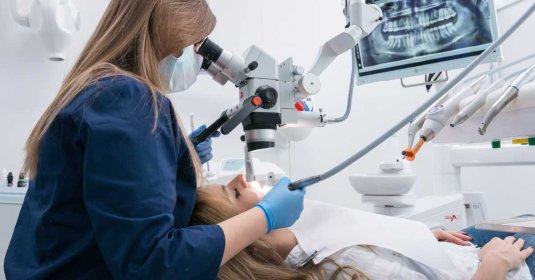 Leczenie kanałowe zęba pod mikroskopem Leczenie kanałowe zęba pod mikroskopem