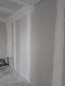 Nakładanie gładzi na ścianę i sufitu