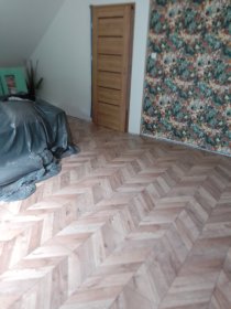 Układanie paneli podłogowych i listwy