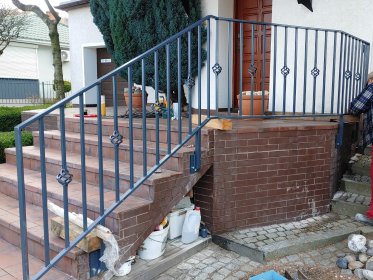 Schody samonośne metalowo drewniane