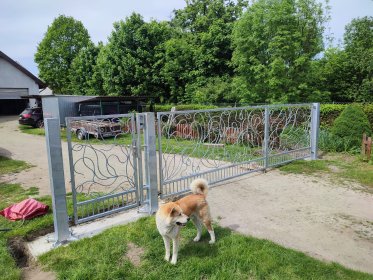 Brama ocynkowana z elementów kutych