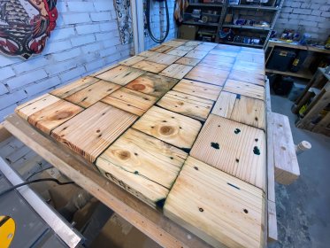 Blat z bloczków z palet oraz żywicy epoksydowej