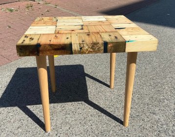 Stoliczek kawowy wykonany z bloczkow z palet oraz żywicy epoksydowej