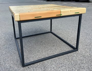 Stolik kawowy wykonany z desek z palet oraz żywicy epoksydowej