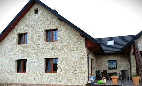 kamienne elewacje budynków mieszkalnych i gospodarczych