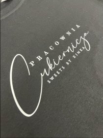 Nadruki na odzieży, gadżetach reklamowych.