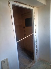 Demontaż i montaż drzwi