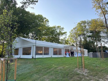 Hale eventowe oraz namioty imprezowe wraz z wyposażeniem