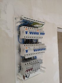 Montaż tak zwany bialy: gniazdka, włączniki...