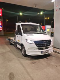 Świadczę usługi holowania i transportu.