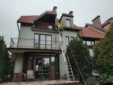 Oferuje czyszczenie rynien, udrażnianie rur spustowych, czyszczenie dachów płaskich.