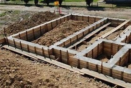 Budowa płyty fundamentowej lub tradycyjnych ścian fundamentowych