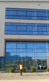 Mycie wodą osmotyczną-demineralizowaną szyb okien przeszkleń