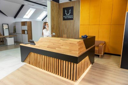 BIURKA drewniane, metalowe, regulowane, Szafy biurowe, Sofy skórzane, Fotele, Recepcje