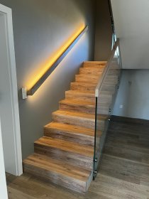 Schody drewniane  samonośne, pólkowe, na konstrukcji żelbetonowej