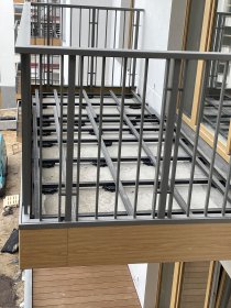 Ułożenie deski kompozytowej, położenie płytek bądź kostki