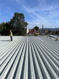 Montaż blachy dachowej