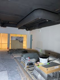 Malowanie natryskowe sufitów przemysłowych z instalacjami