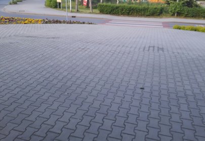 Czyszczenie kostki brukowej, pomników, maszyn przemysłowych