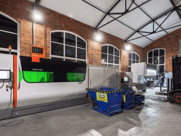 cięcia laserem światłowodowym o wielkości stołu 2x4 m i mocy 10kW,