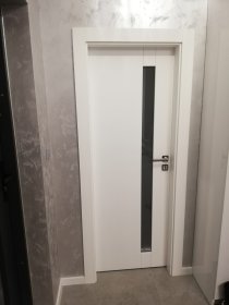 Wykonanie drzwi wewnętrznych z ościeżnicami  regulowanymi, lakierowane oraz w okleinach