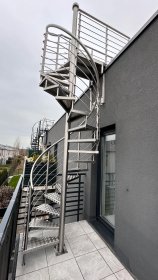 Schody ze stali nierdzewnej oraz podjazdy dla niepełnosprawnych