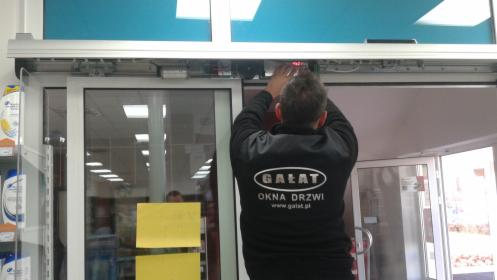 URUCHOMIENIE NAPRAWA SERWIS DRZWI AUTOMATYCZNYCH PRZESUWNYCH